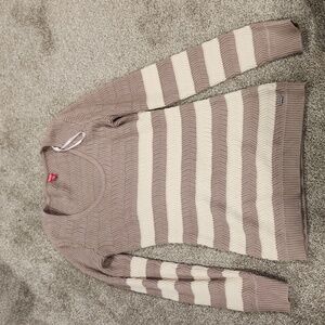 Guess scoop neck sweater EUC